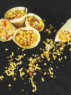 पापड़ कोन भेल (Papad cone bhel recipe in hindi) रेसिपी मुख्य फोटो