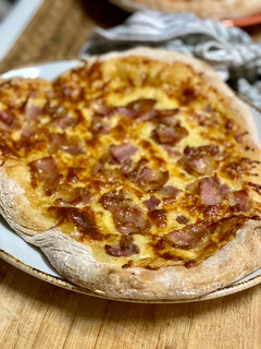 Una foto de Pizza carbonara auténtica (sin nata)