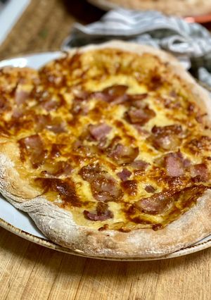 Una foto de Pizza carbonara auténtica (sin nata)