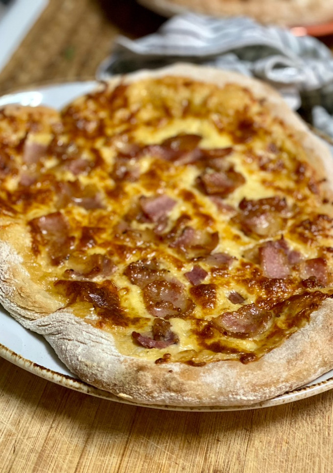 Una foto de Pizza carbonara auténtica (sin nata)