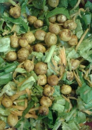 Una foto de Ensalada con garbanzos tostados