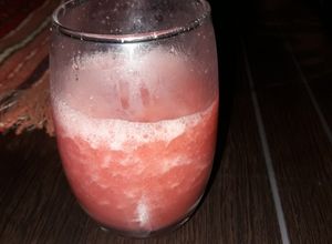 Una foto de Licuado de frutilla con campari