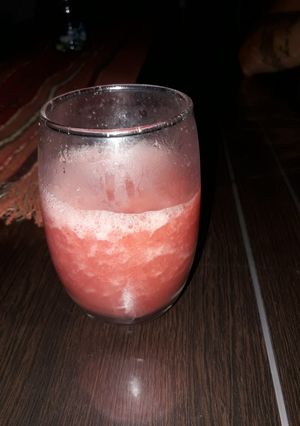 Una foto de Licuado de frutilla con campari
