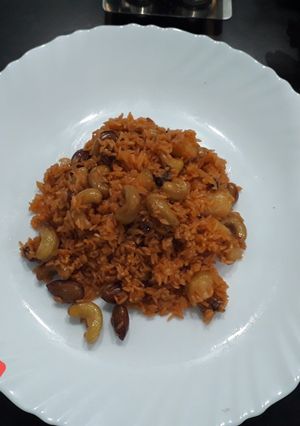 A picture of Meetha pualav in pressure cooker.