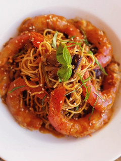 Una foto de Noodles con gambas y setas