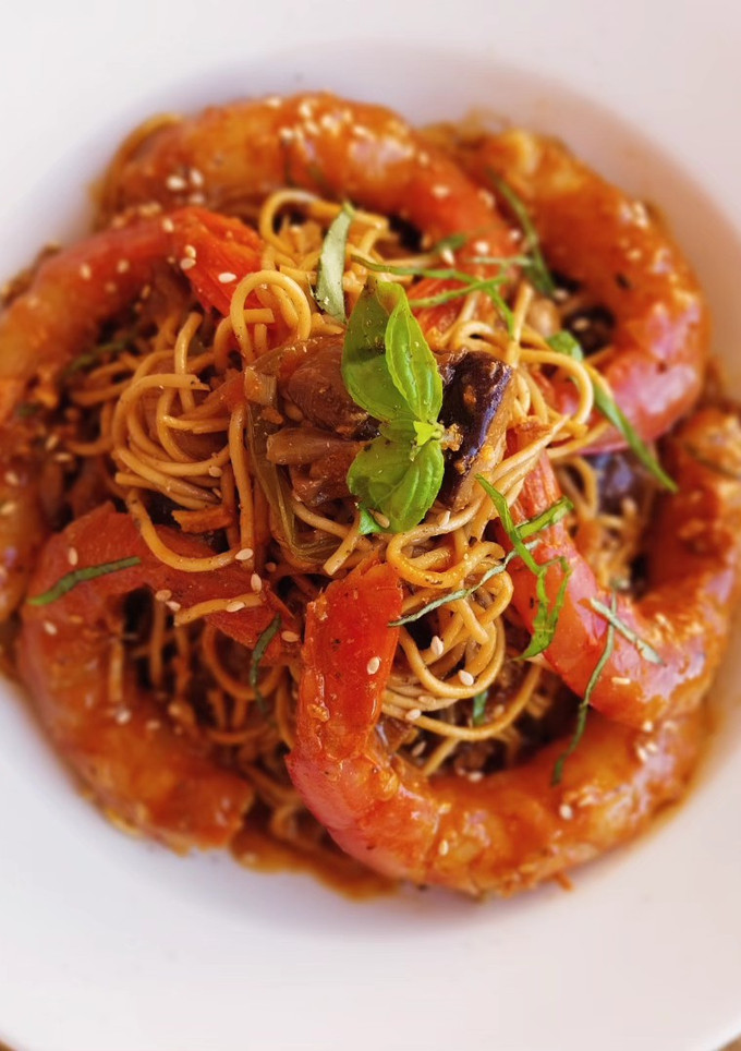 Una foto de Noodles con gambas y setas