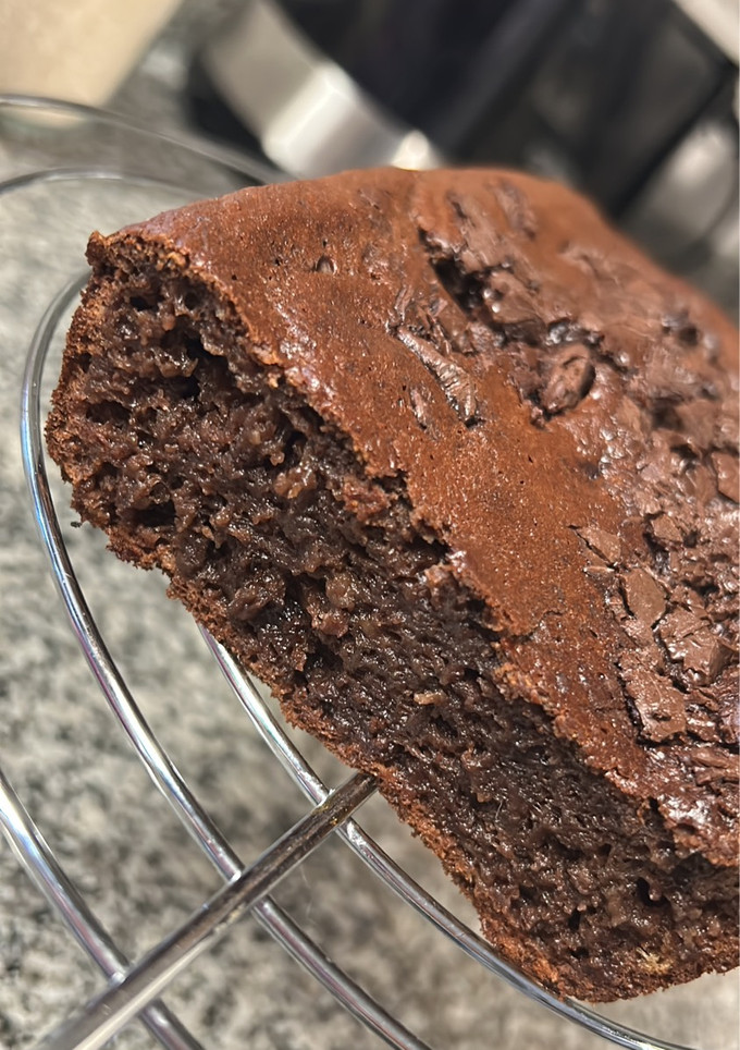 Una foto de Budín de banana y chocolate 🍌🍫