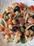 Ensalada mediterránea con gnocchi tricolore
