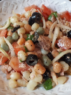 Una foto de Ensalada mediterránea con gnocchi tricolore