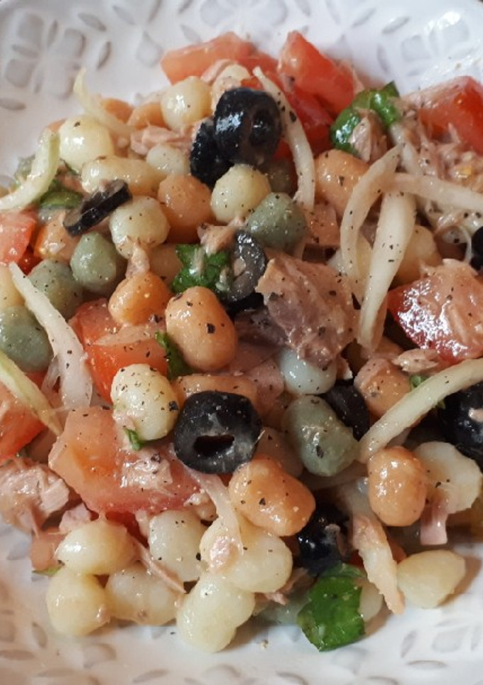Una foto de Ensalada mediterránea con gnocchi tricolore