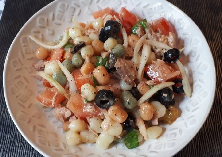 Ensalada mediterránea con gnocchi tricolore