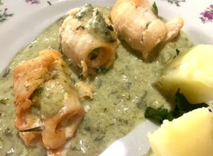 Una foto de Lenguado enrollados y crema verde