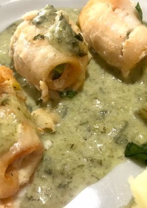 Una foto de Lenguado enrollados y crema verde