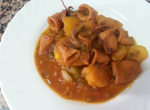 Foto principal de Guiso de Chipirones con patatas