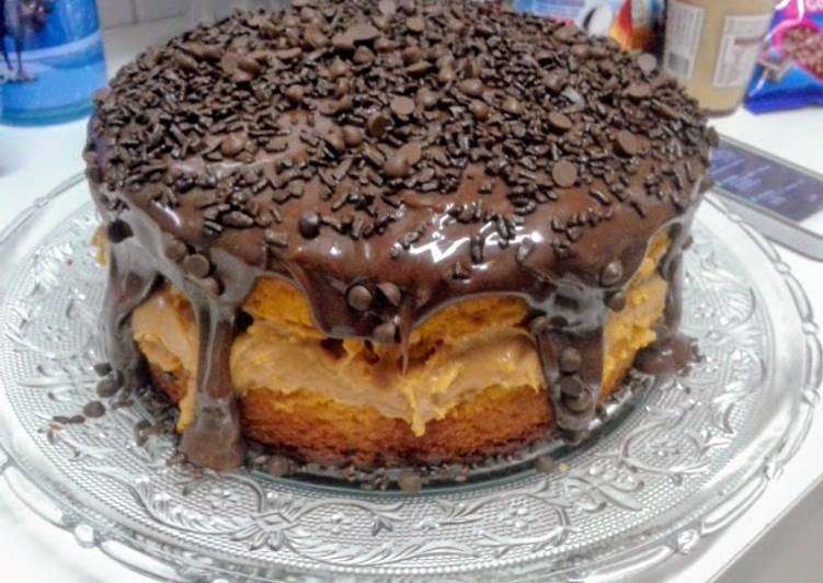 Bolo de cenoura com doce de leite e brigadeiro