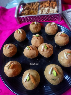 गोंद के लड्डू (Gond ke laddu recipe in hindi) रेसिपी मुख्य फोटो