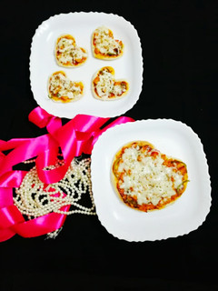 மினி ஹார்ட் பீஸா (Mini heart pizza recipe in tamil) செய்முறை முக்கிய புகைப்படம்