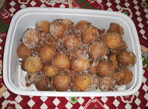 Una foto de Buñuelos con banana y un toque de canela