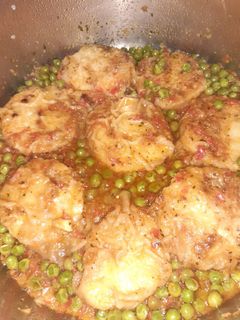 Una foto de Merluza en salsa guisantes