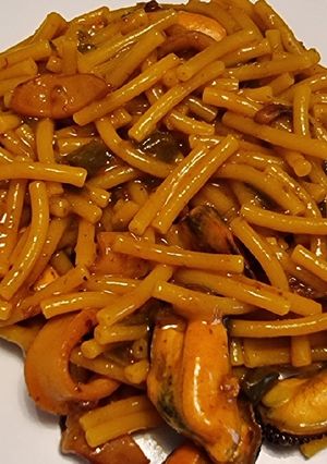 Una foto de Fideos perla con calamares y mejillones