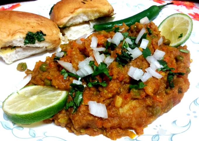 Simple Way to Prepare Favorite Mom&#39;s special Pav Bhaji