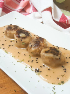Una foto de Albóndigas suecas con salsa de nata y soja