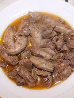 Una foto de Mollejas y Cuellos de pollo en salsa