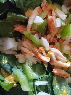 Una foto de Ensalada de espinacas con pollo adobado
