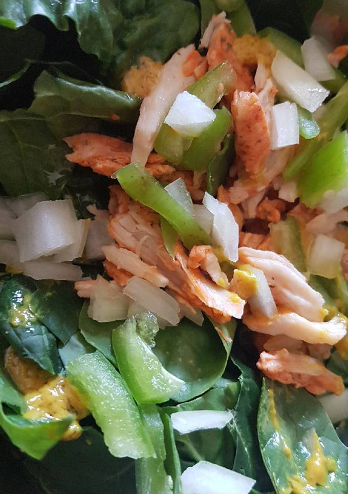 Una foto de Ensalada de espinacas con pollo adobado