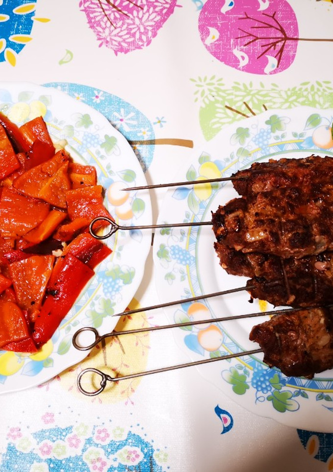 Una foto de Kefta marroquí de ternera y pimientos asados