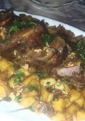 Une photo de Épaule d'agneau farcie avec des légumes et des champignons 💜