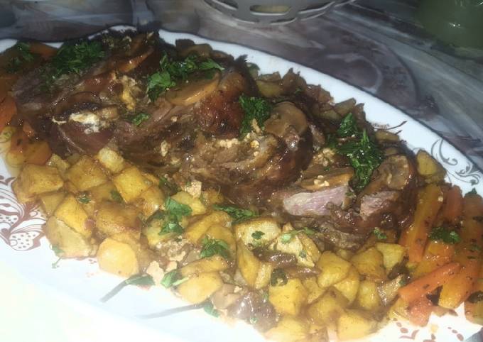 Épaule d'agneau farcie avec des légumes et des champignons 💜