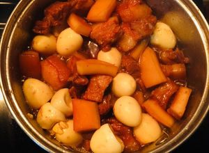 Hình của món Thịt kho dừa non, trứng cút.