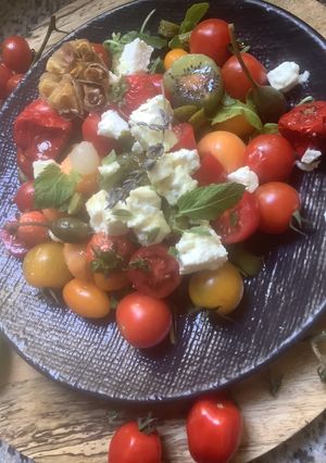 Une photo de 🍒Cherry tomato 🍅 🥒🌗feta salad🥗