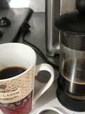 Primer café del día en cafetera francesa