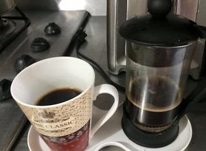 Una foto de Primer café del día en cafetera francesa