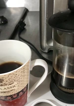 Una foto de Primer café del día en cafetera francesa