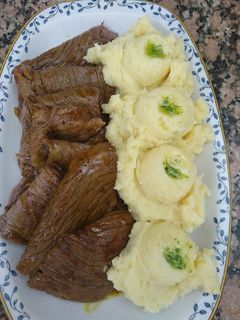 Una foto de Bifecitos con salsa de cerveza y puré