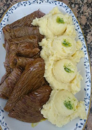 Una foto de Bifecitos con salsa de cerveza y puré