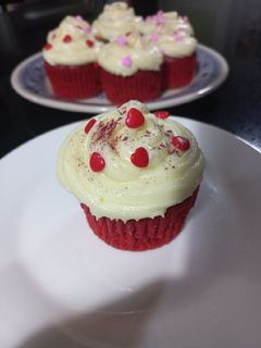 Una foto de Cupcake red velvet con frosting 🧁