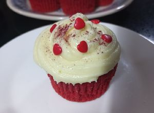 Una foto de Cupcake red velvet con frosting 🧁
