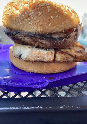 Una foto de Hamburguesa de portobello y tofu 🍀