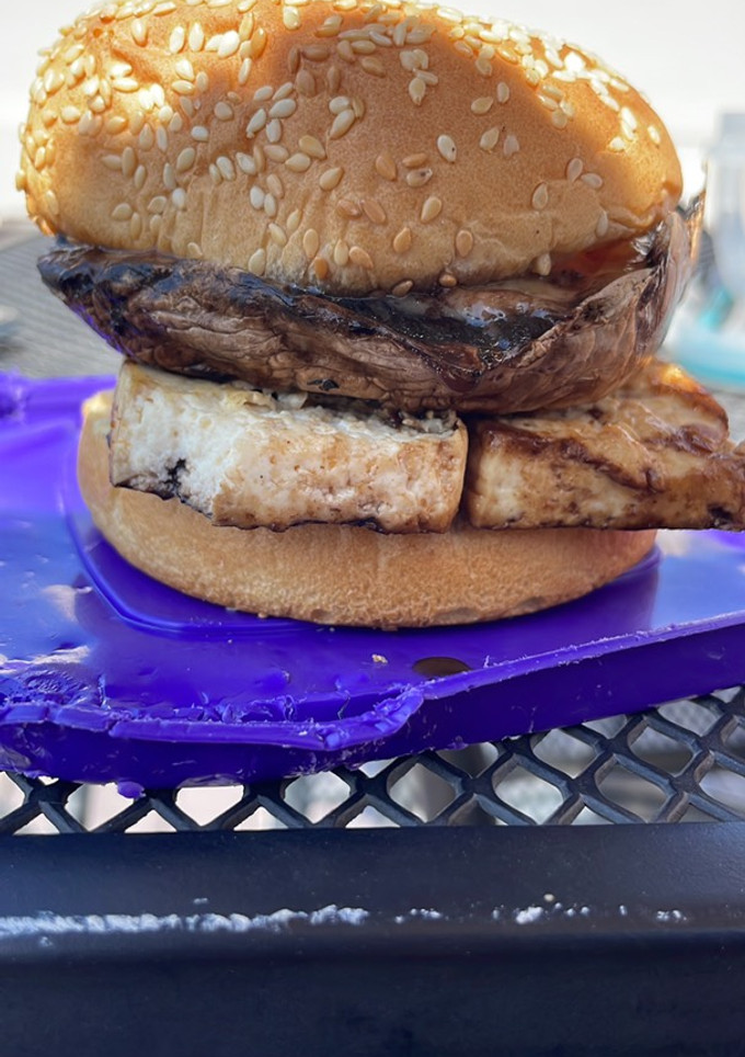 Una foto de Hamburguesa de portobello y tofu 🍀