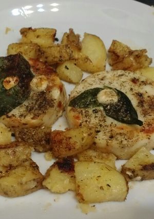 Una foto de Medallones de merluza al horno con papas rústicas