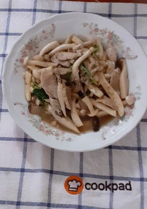 รูปของ ผัดเห็ดสามสหาย สูตรแม่บ้านปุ๊