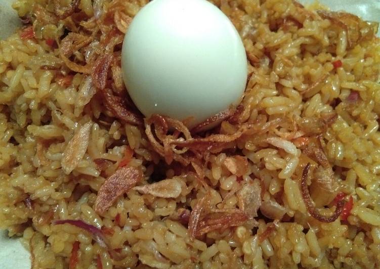 Bagaimana Menyiapkan Nasi goreng telur rebus yang Bisa Manjain Lidah