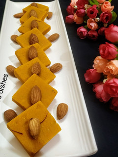 केसरिया काजू बेसन की बर्फी (kesariya kaju besan ki burfi recipe in Hindi) रेसिपी मुख्य फोटो