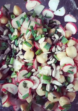 Une photo de Salade pois chiches et radis