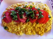 Una foto de humita en olla con tomate