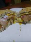 Panarrolladodepollo con muzzarella, panceta, huevo frito y verduras